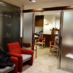 21年前施行の中待合。当時からのフレミングビッツの椅子も健在